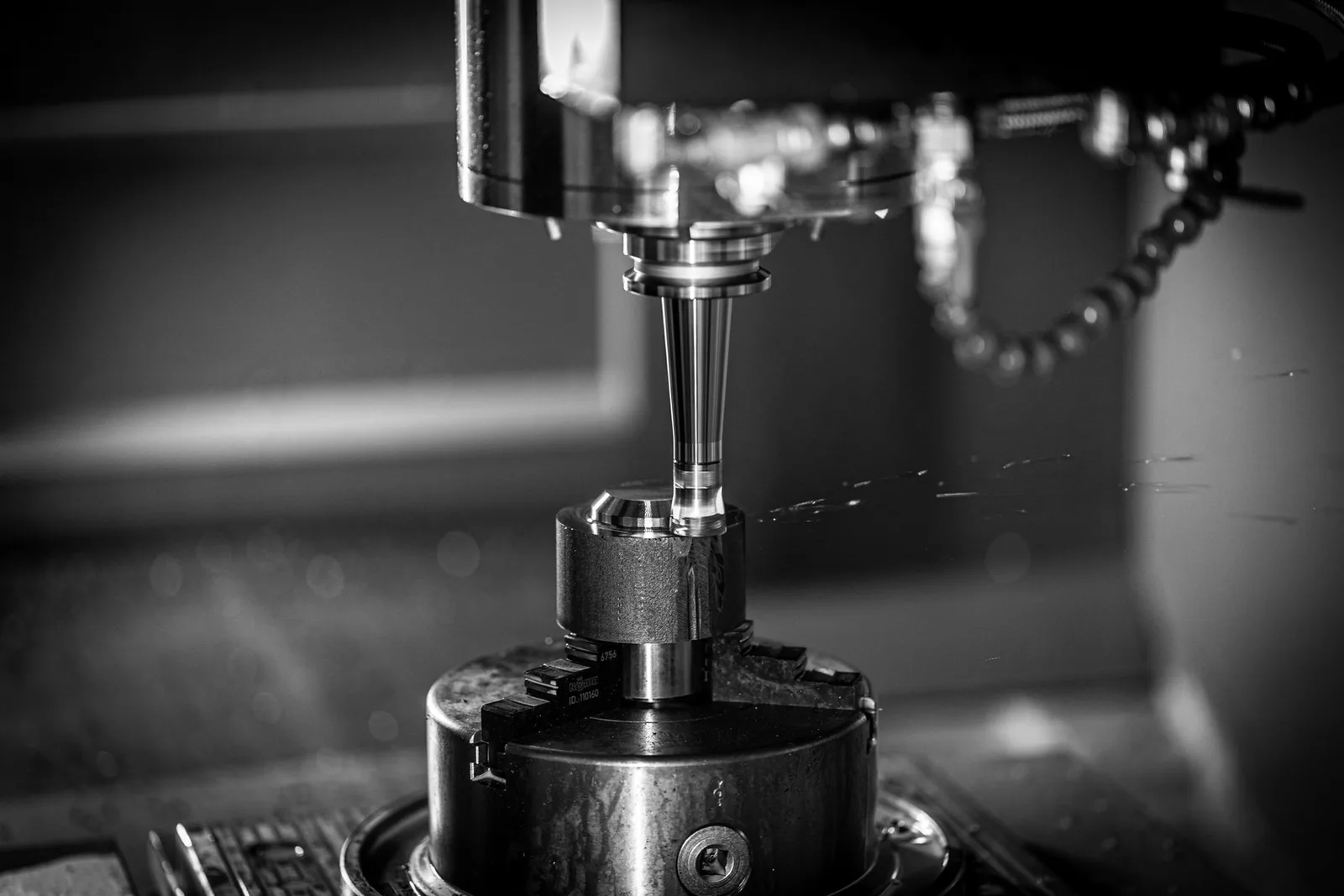 Fresatrice CNC al lavoro in uno stabilimento