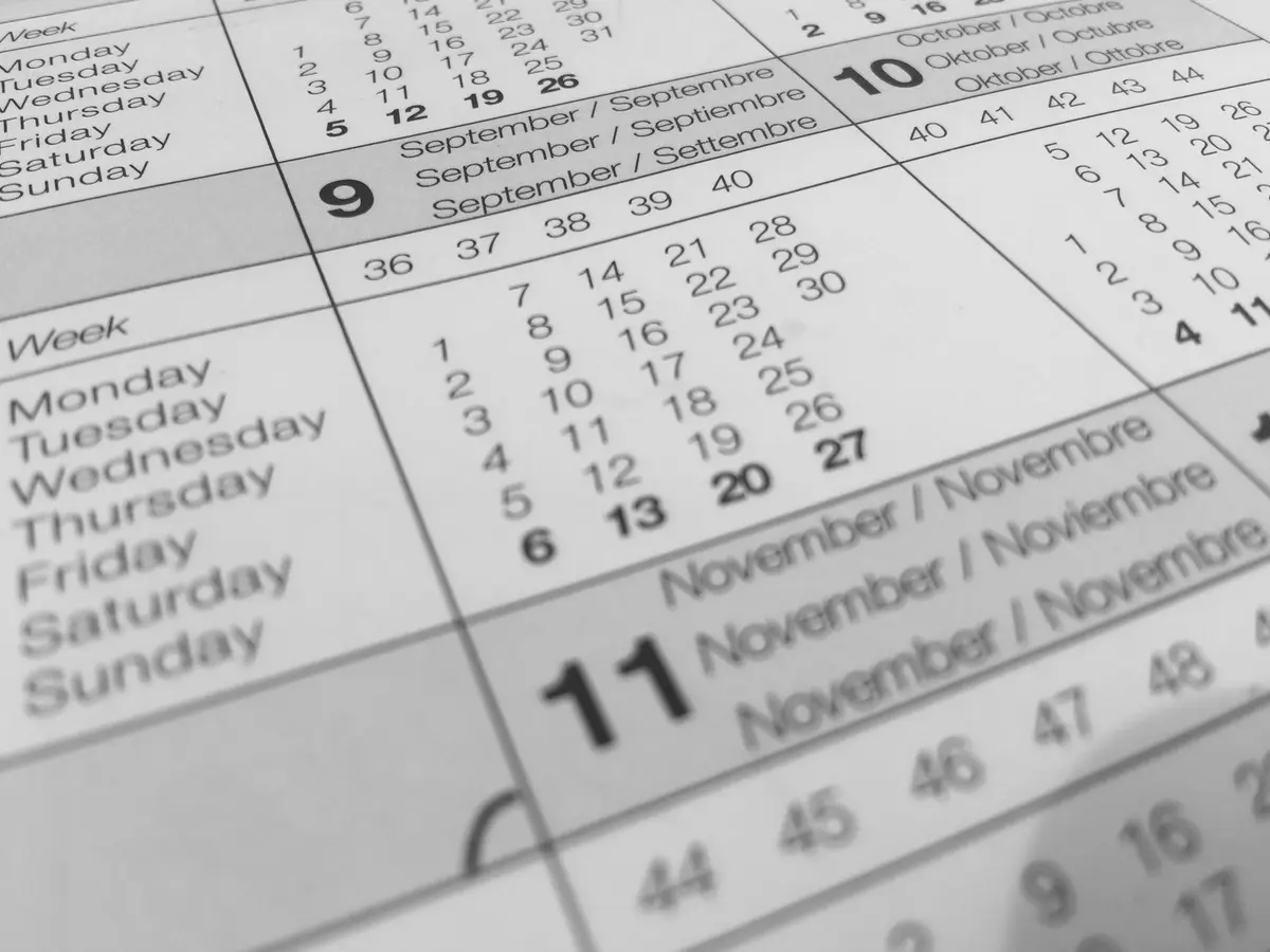 Pagina di calendario in primo piano con la griglia dei giorni e delle settimane, fotografia in bianco e nero