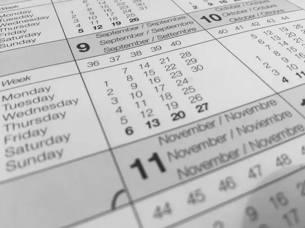 Pagina di calendario in primo piano con la griglia dei giorni e delle settimane, fotografia in bianco e nero
