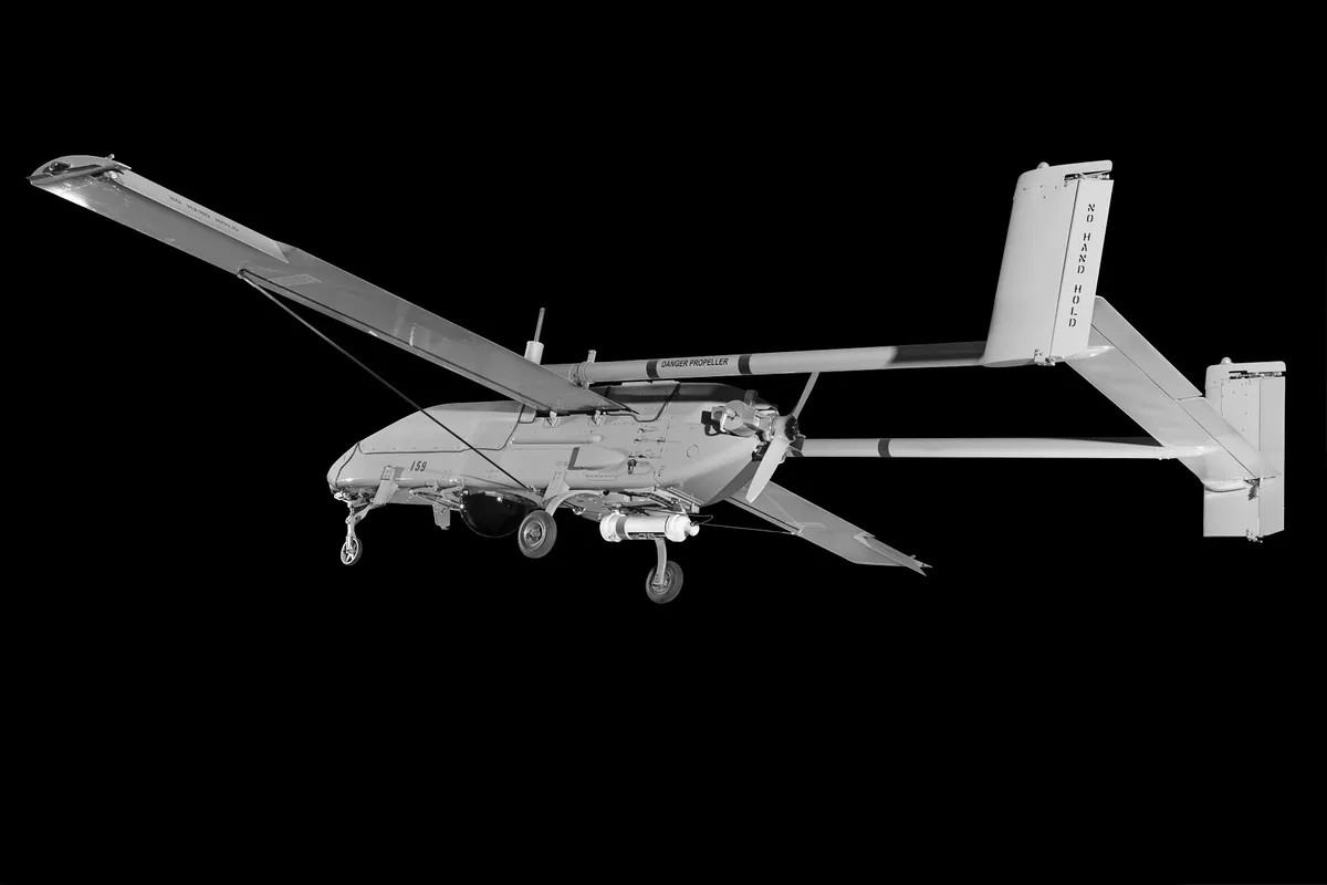 Drone da ricognizione Pioneer RQ-2A fotografato di profilo su fondo nero