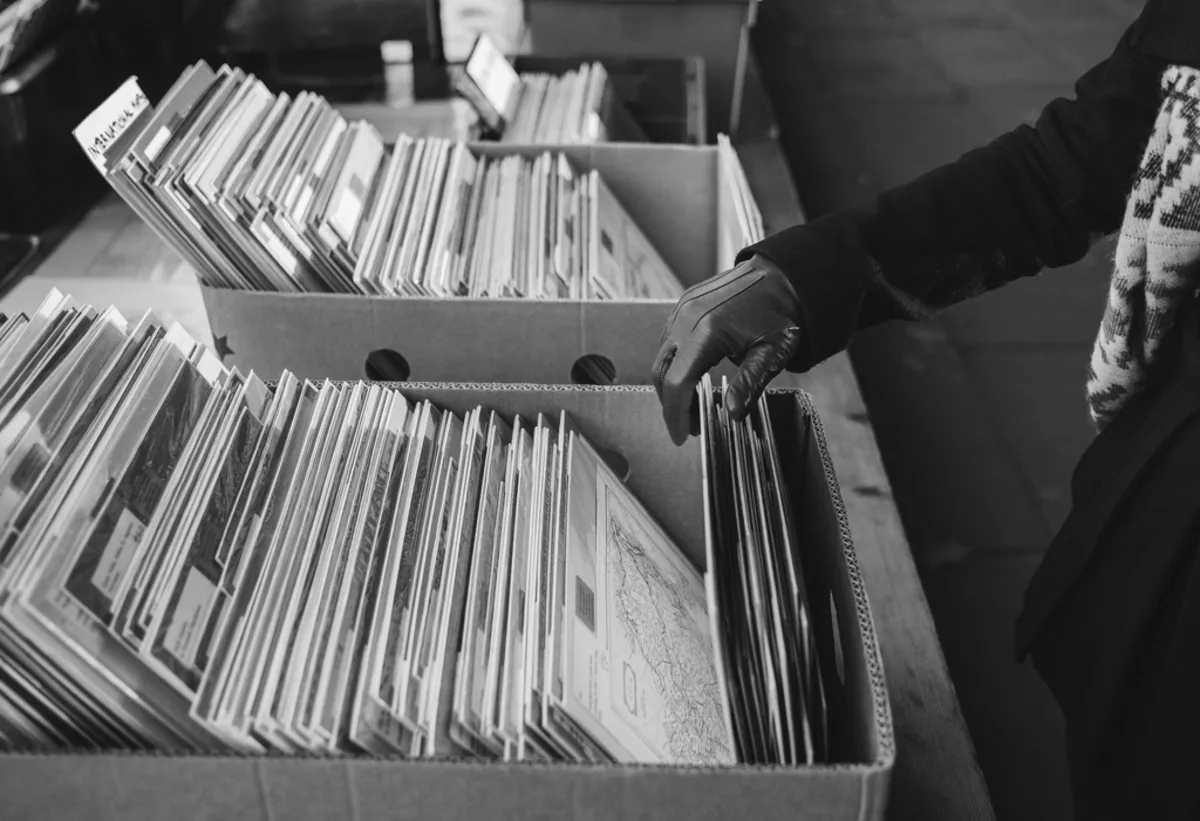 Mani che scorrono fascicoli in un archivio