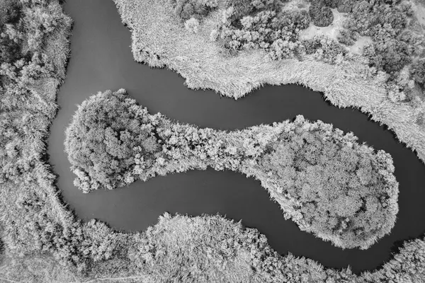 Vista aerea di un meandro fluviale con due isole di vegetazione, fotografia in bianco e nero ad alto contrasto