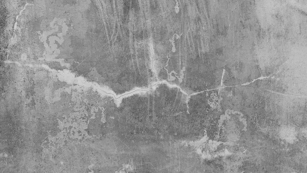 Muro di calcestruzzo segnato da una crepa orizzontale richiusa con stucco più chiaro, fotografia in bianco e nero