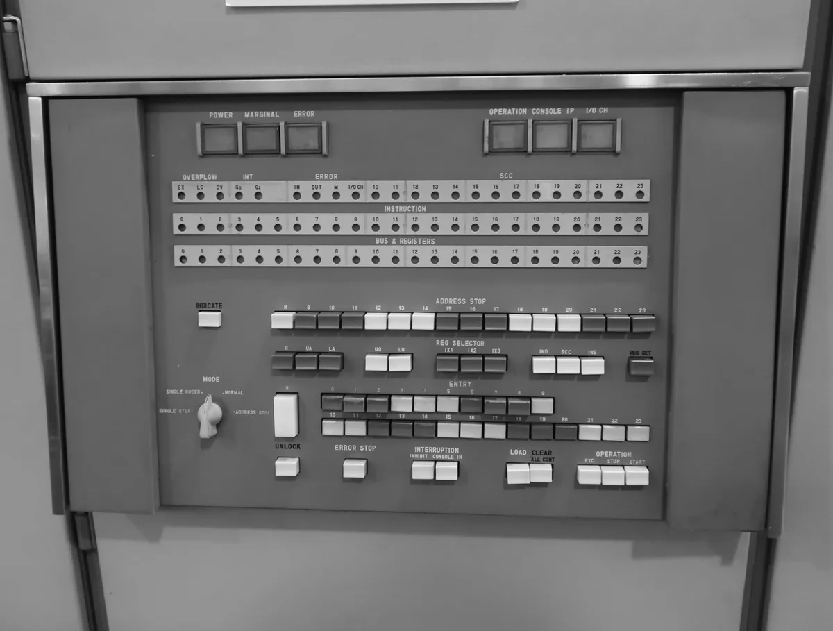 Pannello di controllo di un calcolatore d’epoca con file di pulsanti e spie di errore