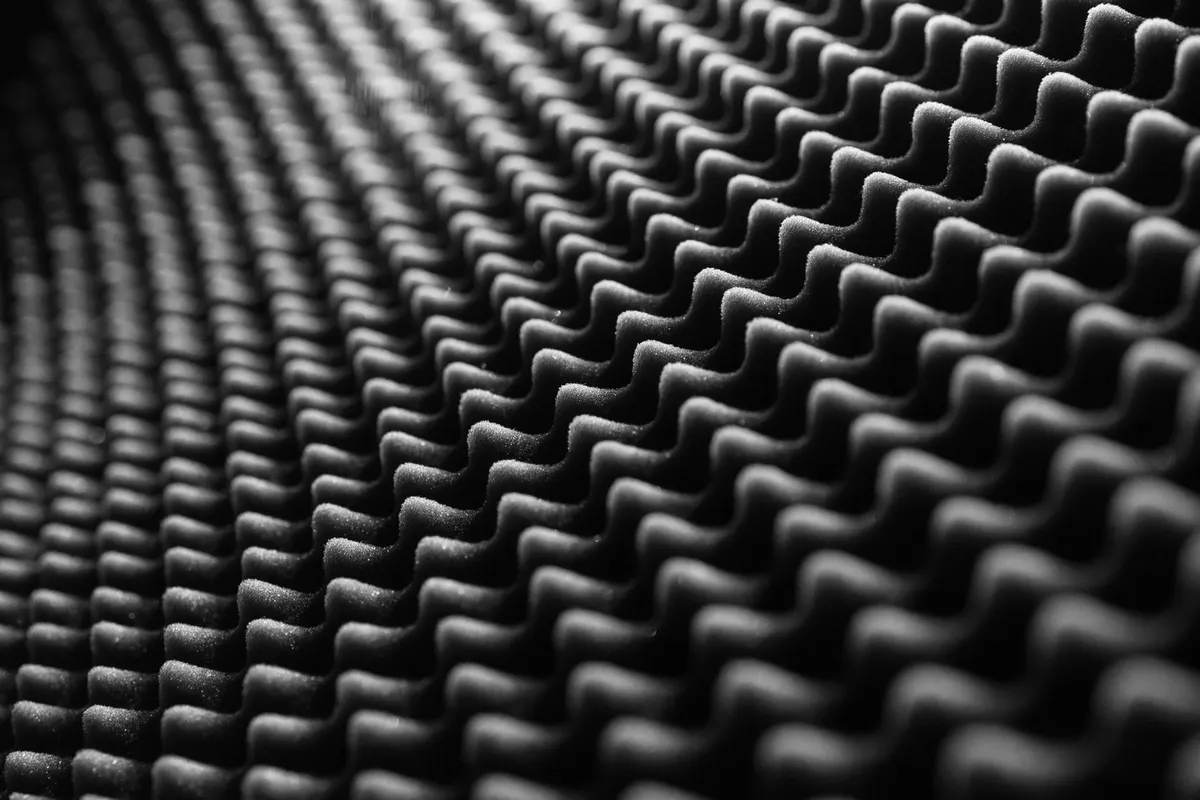 Parete di pannelli fonoassorbenti a cunei ripresa da vicino, fotografia in bianco e nero