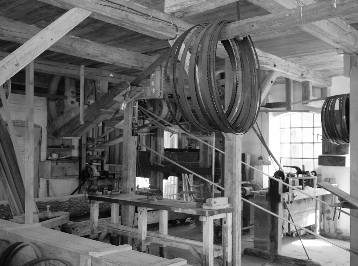 A historic workshop with belt-driven transmissions