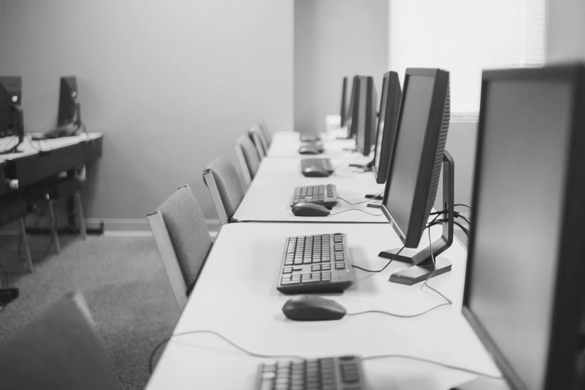 Postazioni computer in un ufficio