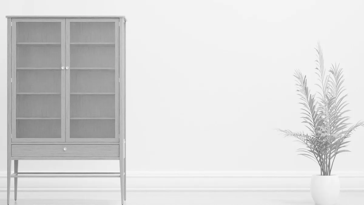 Credenza con ante di vetro e ripiani vuoti in un interno minimale, fotografia in bianco e nero