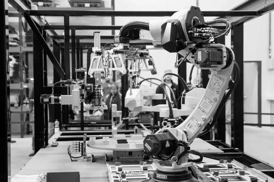 Fresatrice CNC al lavoro in uno stabilimento